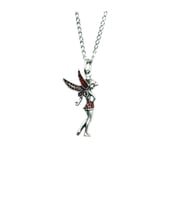Kırmızı Tinkerbell Figürlü Unisex Kolye – 60 cm Zincirli Masalsı ve Fantastik Tasarım (Gümüş)