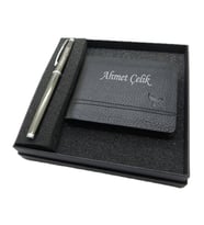 Kişiye Özel Cüzdan ve Kalem Seti  Scrikss Titanyum Kalem + Hakiki Deri & El İşciliği Cüzdan Seti  İsme Özel Hediyelik Set (Karışık)