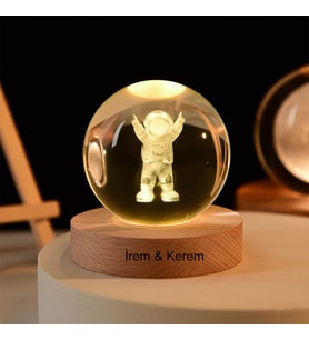 Kişiye Özel Dekoratif Işıklı Ahşap Kaideli Astronot Tasarımlı 3D Cam Küre
