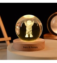 Kişiye Özel Dekoratif Işıklı Ahşap Kaideli Astronot Tasarımlı 3D Cam Küre