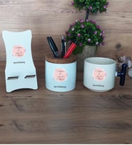 Dünyanın En Güzel Annesi Hediye Sepeti Kupa Bardak T Kulplu, Kalemlik ve Ahşap Telefon Standı Anneye Doğum Günü Anneler Günü Hediyesi (Model 2)
