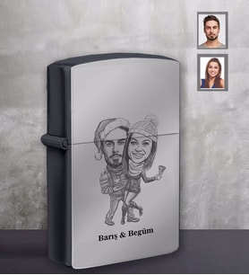 Kişiye Özel Yılbaşı Sevgili Karikatürlü Siyah Benzinli Çakmak Model-4
