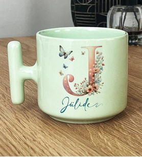 Kişiye Özel Çiçekli Kelebekli J Harfli Hediye Pastel T Kupa İsimli İsim Yazılı (Yeşil)