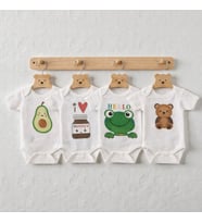 Hoşgeldin Bebek, Unisex, Dörtlü Set, Avokado-Mommy’s-Kurbağa ve Ayıcık Baskılı Badi Hediye Seti