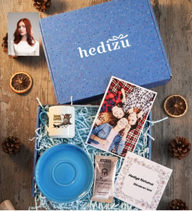 Kişiye Özel Karikatürlü Book Lover Hediye Kutusu - Kişiye Özel Türk Kahvesi Fincanı, Türk Kahvesi 6 Gr, Fotoğraf 1 Adet Doğum Günü Hediyesi