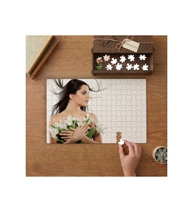 Kucağında Beyaz Çiçekler ile Güzel Kadın Tasarımı 240 parça Ahşap Puzzle Ahşap Kutuda MP00588
