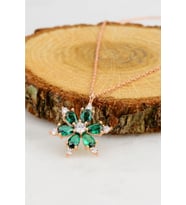 925 Ayar Gümüş Zümrüt Taşlı Rose Kaplama Lotus Kamelya Çiçeği Kolye