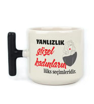 Yalnızlık Güzel Kadınların Lüks Seçimleridir Baskılı Kadınlar Günü Siyah Kulplu T Kupa