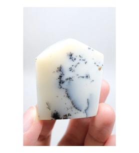Merlinit Cilalanmış Serbest Form - Kar Berraklığında Mavi-Siyah Dendritik Opal Cep Taşı