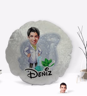 BK Gift Kişiye Özel İsimli Erkek Eczacı Karikatürlü Yuvarlak Dekoratif Kırlent Yastık-1