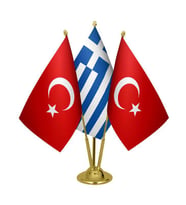Masa Üstü Yunanistan Bayrağı Türk Bayrağı Üçlü Pirinç Direk Masa Bayrak Seti