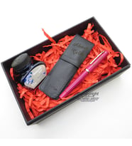 Scrikss İkili Kalem Kılıfı + 419 Fuşya Dolma Kalem + Pelikan Mürekkep Hediyelik Set - SVG196 İsme Özel Defter Kalem Kutulu Set