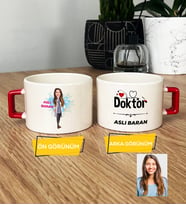 Kişiye Özel Karikatürlü Doktor Hediye Lüks Fincan Kadın Doktora Hediye Tıp Bayramı Hediyesi (Kırmızı)