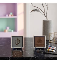 Özel Deri Dokulu Vahdet Anlamlı Harf Kompozisyonu ve Türkçe Açıklamalı Besmele İle Yaşam Alanlarınıza Manevi Işık Sunan İkili Set 10x10 cm, Açık Kahve - Kül Gri