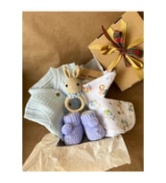 Organik Müslin Tulumlu Bebek Hediye Seti  Amigurumi Çıngıraklı (Mavi)