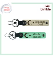 İsme Özel Ay Yıldız Desenli Aşk Hediyesi – Sevgiline Kişisel Anahtarlık Seti, Sütlü Kahve-Yeşil
