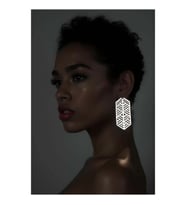 Beyaz Reflektörlü Modern Geometrik Küpe, Şık Lazer Kesim Küpe