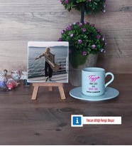 Teyze Daha Cool Fotoğraflı Dekoratif Taş, Ahşap Altlıklı Türk Kahvesi Fincanı Hediye (Model 2)