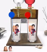BK Gift Kişiye Özel Renkli Baskılı Sevgililer Karikatürlü İkili Vodka Bardağı ve Çift Musluklu Doğal Ahşap Vodka Standı-2 (Model 1)