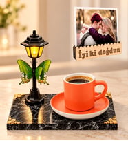 Kişiye Özel Fotoğraflı Sokak Lambalı Turuncu Kahve Fincanı İyi Ki Doğdun Doğum Günü Hediyesi