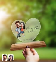 BK Gift Kişiye Özel İsimli Tarihli Sevgililer Karikatürlü Ahşap Standlı Kalp Pleksi Biblo-1