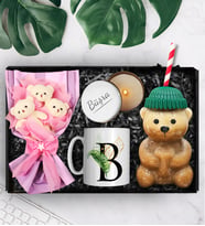 Bearista Şapkalı Pipetli Ayıcık Cam Bardak & Kişiye Özel Kupa & Üçlü Peluş Ayıcık Buketi & Mum Hediye Seti