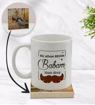 BK Gift Kişiye Özel Bu Adam Benim Babam Tasarımlı Beyaz Kupa Bardak ve Ahşap Bardak Altlığı Hediye Seti - Model 1