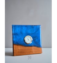 Classic Ceviz & Epoksi Masa Saati – Gümüş Kaplama Quartz Mekanizma – El Yapımı Tasarım (15x15 cm ) (Mavi Gümüş)