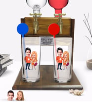 BK Gift Kişiye Özel Renkli Baskılı Sevgililer Karikatürlü İkili Vodka Bardağı ve Çift Musluklu Doğal Ahşap Vodka Standı-54 (Model 1)