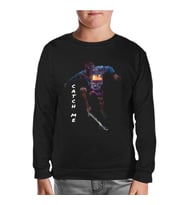 A skater in a City Siyah Çocuk Sweatshirt