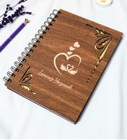Kişiye Özel Kuğu Aşk Desenli Ahşap Kapaklı Defter - Ajanda - İsme Özel - A5 60 Yaprak (120 SAYFA) Hediyelik (Gold)