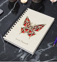 Kişiye Özel Kelebek Desenli Ahşap Kapaklı Defter - Ajanda - İsme Özel - A5 60 Yaprak (120 SAYFA) Hediyelik (Kırmızı)