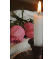 Mum Işığında Pembe Güller Temalı MDF Tablo - Çerçevesiz Estetik Ve Romantik Duvar Dekoru