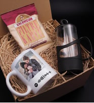 Kişiye Özel Fotoğraflı ve Spotify Kodlu Kupa & French Press & Colombian Taze Filtre Kahve Hediye Seti (Model 1)