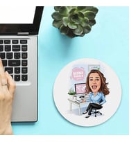 Kişiye Özel Bilgisayar Karşısındaki Kadın Karikatürlü Mousepad