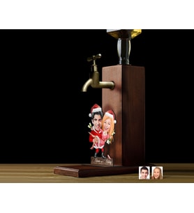 BK Gift Kişiye Özel Yılbaşı Aile Karikatürlü Musluklu Ahşap Viski Standı-5, Viski Çeşmesi, Doğum Günü Hediyesi, İçecek Dispenseri