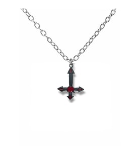 Siyah Zemin Üzerinde Kırmızı Nokta Detaylı Haç Figürlü Unisex Kolye – Metal Gotik ve Alternatif Takı (Gümüş)