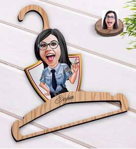 BK Gift Kişiye Özel Kadın Polis Karikatürlü Standart Boy Ahşap Elbise Askısı-1