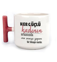 Her Güçlü Kadının Arkasında Baskılı Kadınlar Günü Kırmızı Kulplu T Kupa