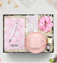 Kişiye Özel Pembe Baskılı Defter & Gümüş Renk Detaylı Beyaz Tükenmez Kalem & Pembe Fincan & İnci Yıldız Anahtarlık & Saten Toka & Eyüp Sabri Tuncer El Kremi Hediye Seti