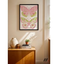 Pembe Kelebek Deseni, Siyah Çerçeveli Duvar Tablosu - Modern Ev Dekorasyonu