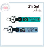Sanata Aşık Sevgiliye, Kamera Desenli, Kişisel İsimli 2’li Anahtarlık Takımı, Koyu Turkuaz-Gök Mavi