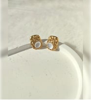 Kadın Paslanmaz Çelik Otantik Desenli Sedef Taşlı Küpe (Gold)