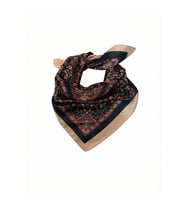Çiçekli Etnik Desenli Saten Bandana 50x50 cm – Zarif & Klasik Aksesuar