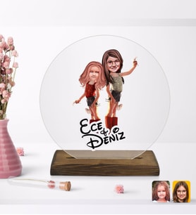 BK Gift Kişiye Özel Kız Kardeşler Karikatürlü Yuvarlak Ahşap Standlı Biblo-5