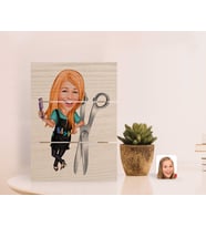 BK Gift Kişiye Özel Kadın Kuaför Karikatürlü Otantik Masaüstü Ahşap Palet Çerçeve-1 (Beyaz)