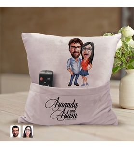 BK Gift Kişiye Özel Sevgililer Karikatür Tasarımlı Organizer Kumanda ve Atıştırmalık Cepli Pembe Kırlent Yastık-105 Arkadaşa Hediye, Cepli Yastık