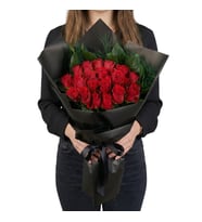 Premium Siyah Jelatinde 15 Kırmızı Gül Buketi