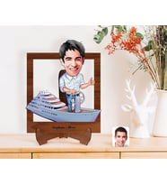 BK Gift Kişiye Özel Erkek Kaptan Karikatürlü Ahşap Standlı 3D Biblo-2 (Beyaz)