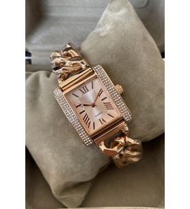 Zincir Model Metal Kordon Zirkon Taşlı Garantili Kadın Kol Saati Rose Gold Renk Dikdörtgen Kadran Sevdiklerinize Sevgilinize Hanıma Eşe Ablaya Anneye Halaya Teyzeye Kız Kardeşe Çocuğa Hediye Doğum Günü Yıl Dönümü Özel Gün Hatıra